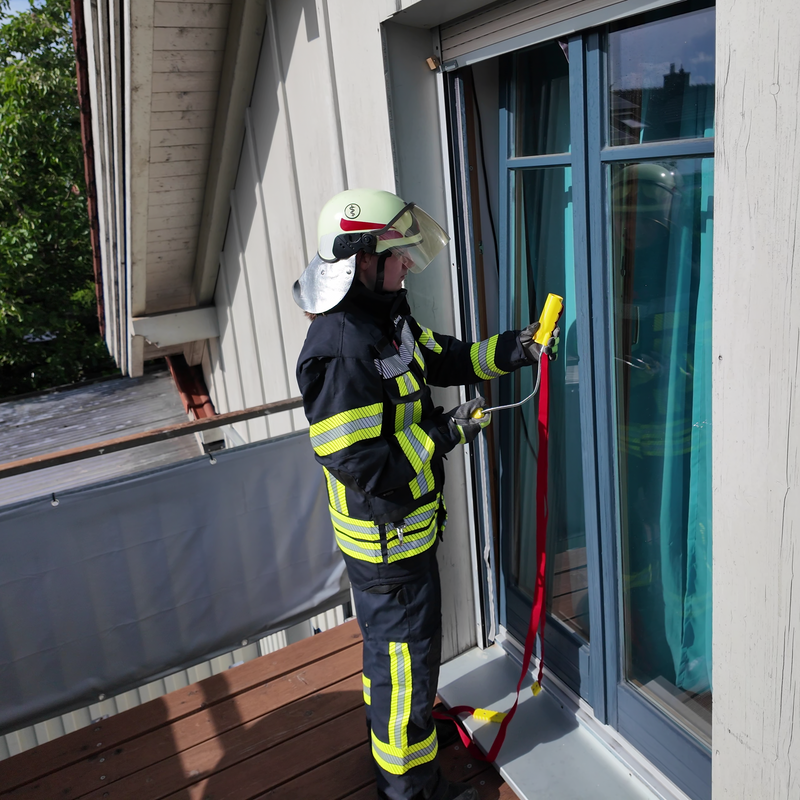 Halligan, Hammer, Axt — und jetzt: Der Kippfensteröffner für zerstörungsfreie Türöffnungen